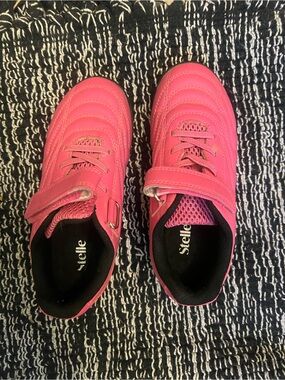 Stelle Hot Pink Kids Cleats with Hook-and-Loop Strap
